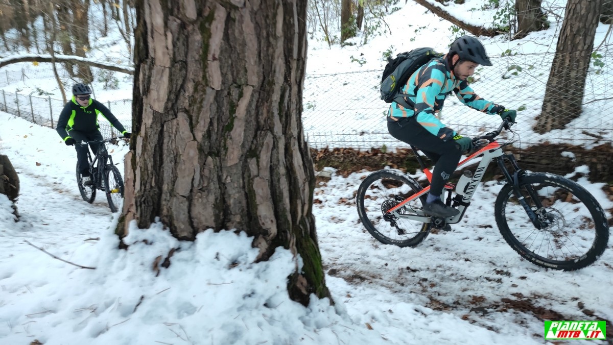 Abbigliamento invernale ciclismo, mountain bike uscita sulla neve